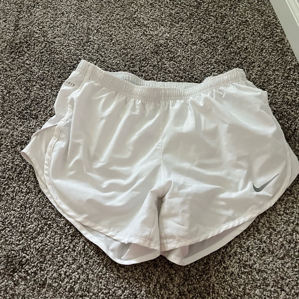 white nike shorts size small